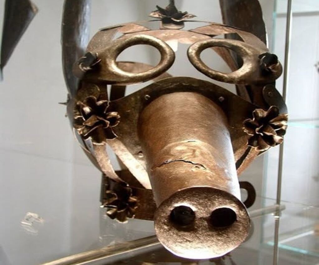 Las máscaras de la vergüenza para los estafadores 2 En la foto, una de las máscars que se usaba como castigo y que aún se conservan en Hohensalzburg