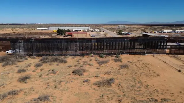 En la foto, imagen aérea de archivo que muestra la construcción de un muro fronterizo entre El Paso (Texas) y Ciudad Juárez (México)