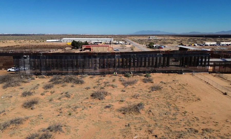 En la foto, imagen aérea de archivo que muestra la construcción de un muro fronterizo entre El Paso (Texas) y Ciudad Juárez (México)