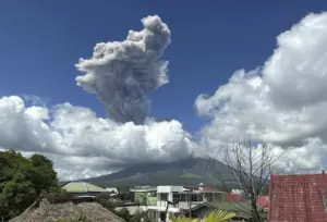 En la foto, Erupción del volcán Mayón en la provincia de Albay