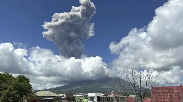 Filipinas ordena evacuar a más de un millar de familias tras la erupción del volcán Mayón 1 En la foto, Erupción del volcán Mayón en la provincia de Albay