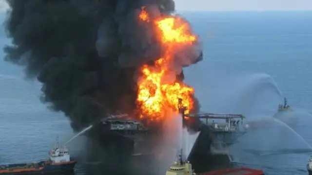 En la foto, petrolero en llamas en Ormuz