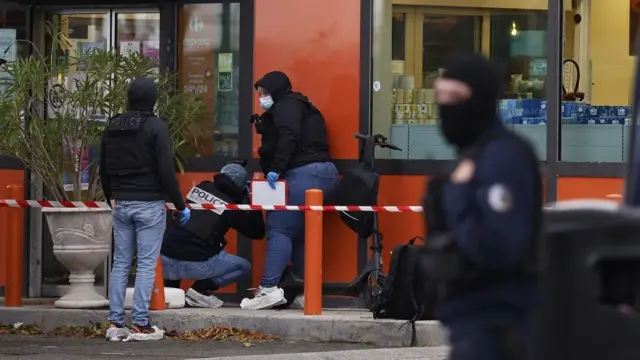 En la foto, La policía francesa inspecciona uno de los escenarios del tiroteo en Trappes, cerca de París, el pasado 23 de octubre