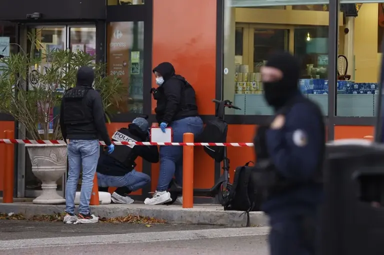 En la foto, La policía francesa inspecciona uno de los escenarios del tiroteo en Trappes, cerca de París, el pasado 23 de octubre