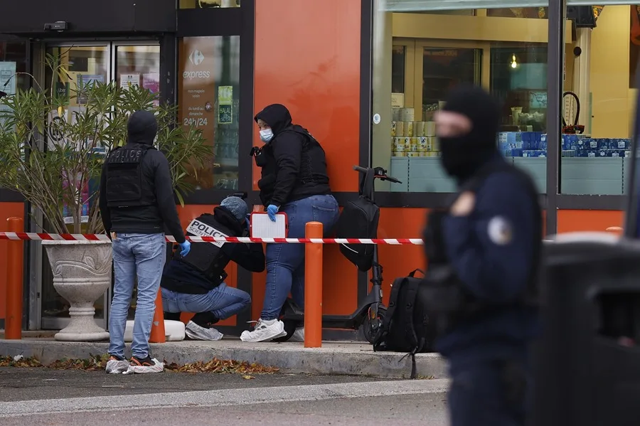 El autor del tiroteo de Trappes (Francia) reconoce que su objetivo eran «musulmanes y africanos» 7 En la foto, La policía francesa inspecciona uno de los escenarios del tiroteo en Trappes, cerca de París, el pasado 23 de octubre