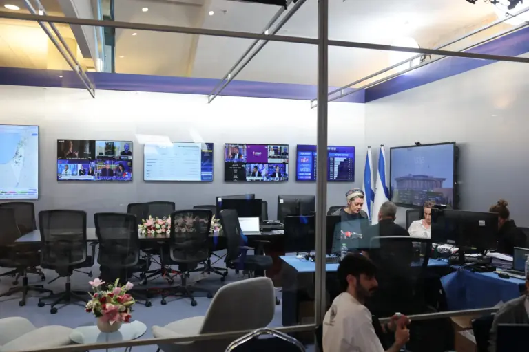 En la foto, Empleados del Comité Central Electoral de Israel trabajan en el escrutinio de los comicios del pasado 27 de octubre