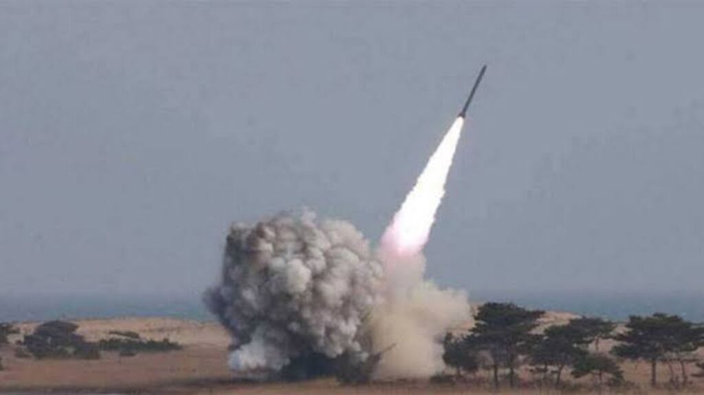 Corea del Norte lanza una andanada de misiles balísticos en plena tensión fronteriza 5 En la foto, lanzamiento de un misil desde Corea del Norte