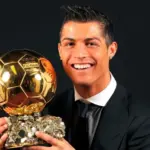 En la foto, Cristiano Ronaldo, con un Balón de oro