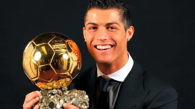 Cristiano Ronaldo, elegido el mejor Balón de Oro de la historia en el nuevo premio B.O.A.T. 1 En la foto, Cristiano Ronaldo, con un Balón de oro