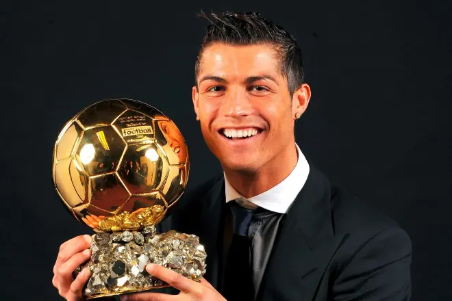Cristiano Ronaldo, elegido el mejor Balón de Oro de la historia en el nuevo premio B.O.A.T. 1 En la foto, Cristiano Ronaldo, con un Balón de oro