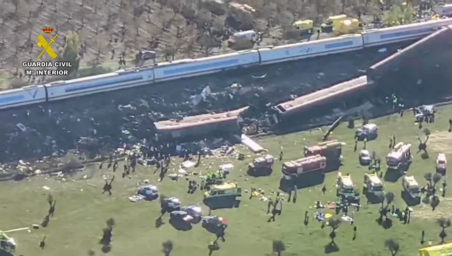 Conmoción y pésames en Europa por el accidente ferroviario de Toledo 4 En la foto, Captura de vídeo de un dron de la Guardia Civil que muestra los dos trenes de alta velocida que han colisionado a primera hora de este miércoles a la altura de la estación de Urda (Toledo)