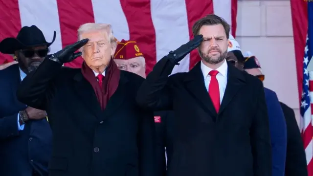 En la foto, el vicepresidente estadounidense, JD Vance (d), junto al mandatario de EE.UU., Donald Trump