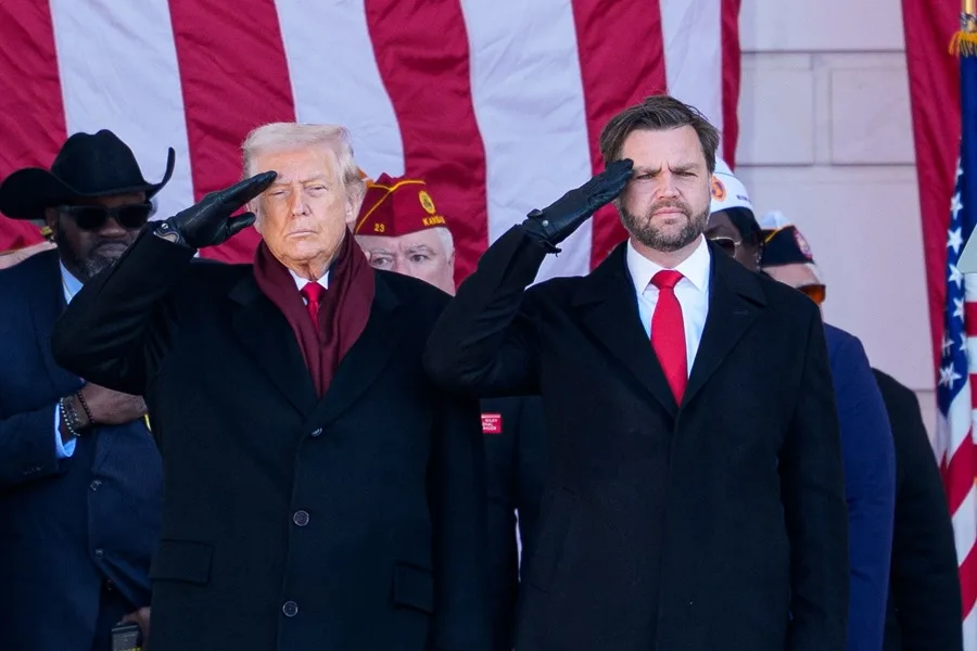 En la foto, el vicepresidente estadounidense, JD Vance (d), junto al mandatario de EE.UU., Donald Trump