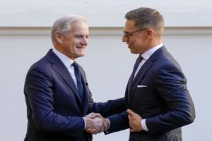 En la foto, El presidente finlandés Alexander Stubb y el primer ministro noruego Jonas Gahr Støre
