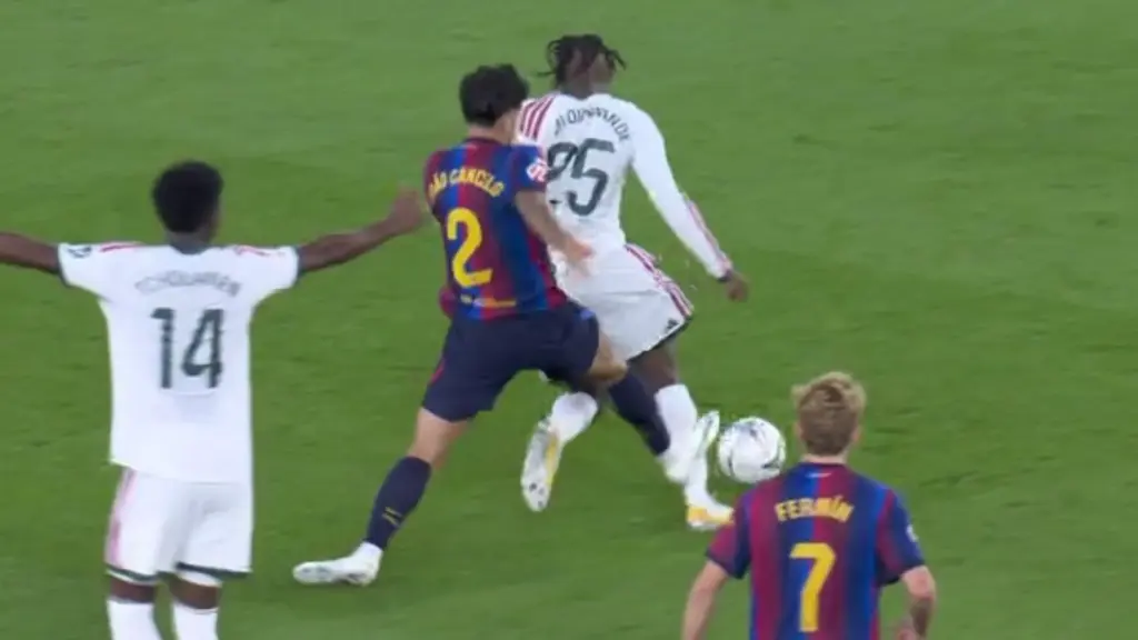 El CTA admite que Cancelo debió ser amonestado en el Clásico y afirma que la mano de Balde es "no punible" 4 En la foto, la jugada de Cancelo contra Diomande