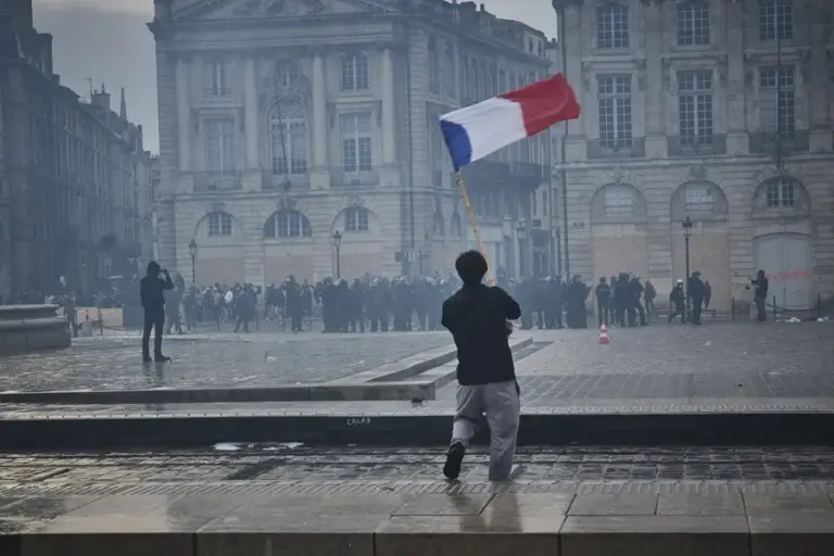 Francia afronta una nueva semana de movilizaciones sociales con caceroladas y protestas 1 En la foto, una persona con una bandera francesa durante una movilización, en Burdeos