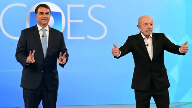 Los nueve dedos de Lula, una burla que pudo costarle la presidencia a Bolsonaro 1 En la foto, Lula y Bolsonaro durante el último debate electoral