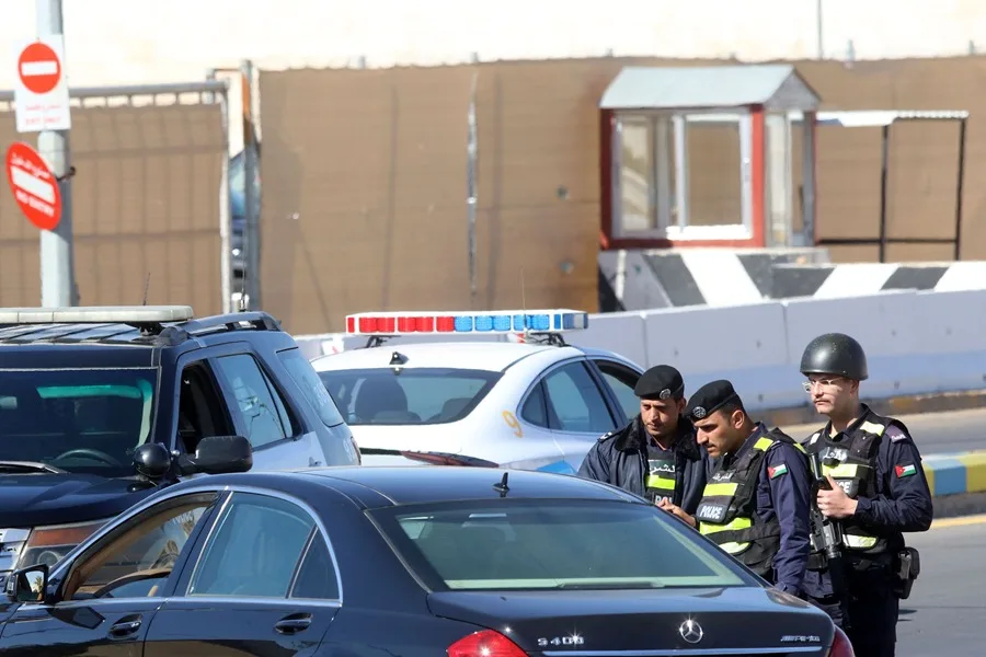 En la foto, un control policial cerca de la embajada de Estados Unidos en Amán