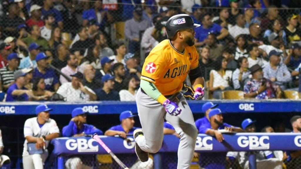 En la foto, las Águilas ganan al Licey en Dominicana