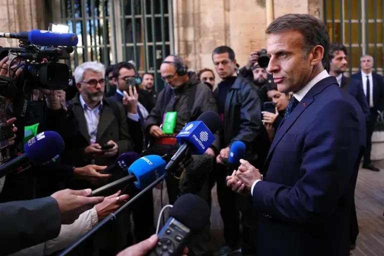 En la foto, El presidente francés Emmanuel Macron habla con los medios de comunicación durante una visita al ayuntamiento de Marsella, este lunes.