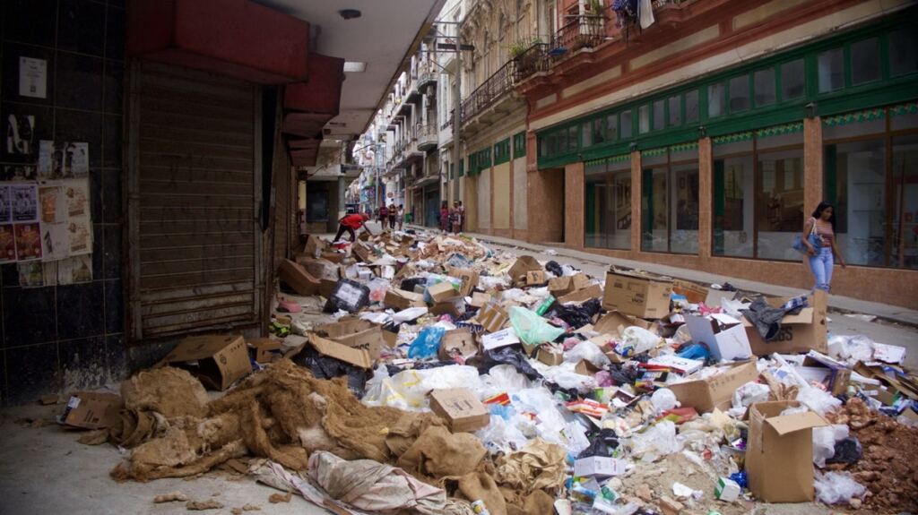 En la foto: Basura en las calles de La Habana
