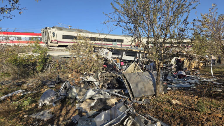 Trenes de alta velocidad y vías de la línea Madrid-Sevilla tras el accidente de Urda