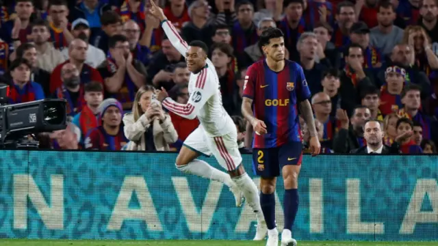 El Madrid gana un Clásico caliente