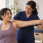 Mujer y fisioterapeuta revisando movilidad en síndrome de Ehlers-Danlos