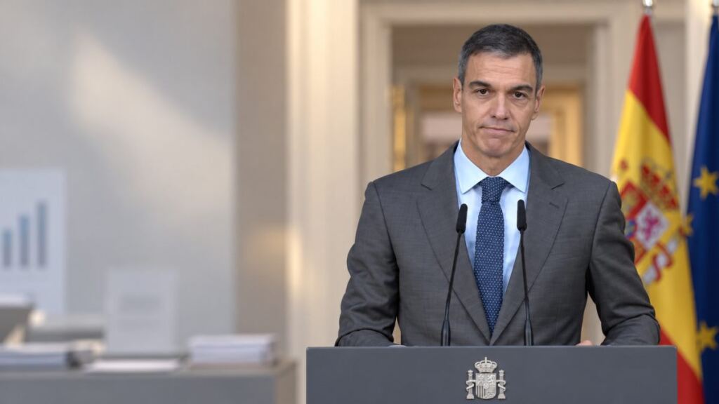 Pedro Sánchez comparece ante los medios en una composición editorial sobre las elecciones generales del 29 de noviembre de 2026