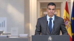 Pedro Sánchez comparece ante los medios en una composición editorial sobre las elecciones generales del 29 de noviembre de 2026