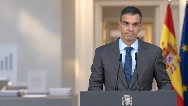 Pedro Sánchez comparece ante los medios en una composición editorial sobre las elecciones generales del 29 de noviembre de 2026