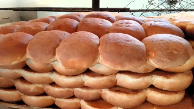 La Habana necesita todos los días 80 toneladas de harina para producir pan normado, pero el régimen no tiene ni una onza 1 La Habana necesita todos los días 80 toneladas de harina para producir pan normado, pero el régimen no tiene ni una onza