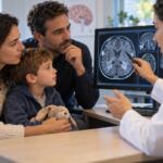 Inicio 55 Niño con sus padres en consulta de neurología por esclerosis tuberosa