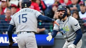 En la foto, Tampa gana en el inning 12 y alarga la Serie Mundial