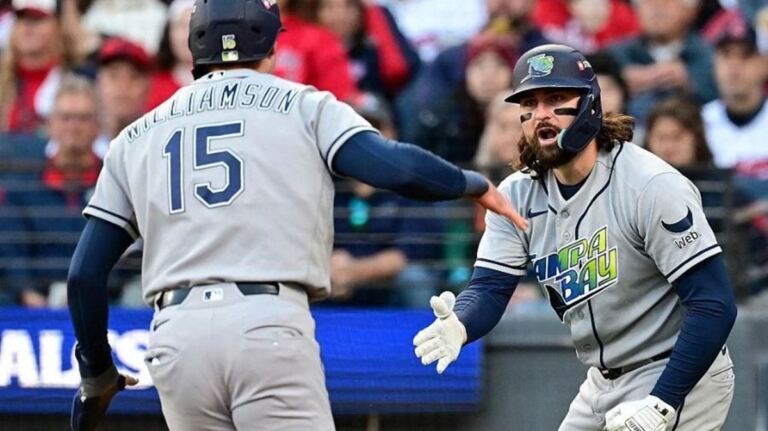 En la foto, Tampa gana en el inning 12 y alarga la Serie Mundial